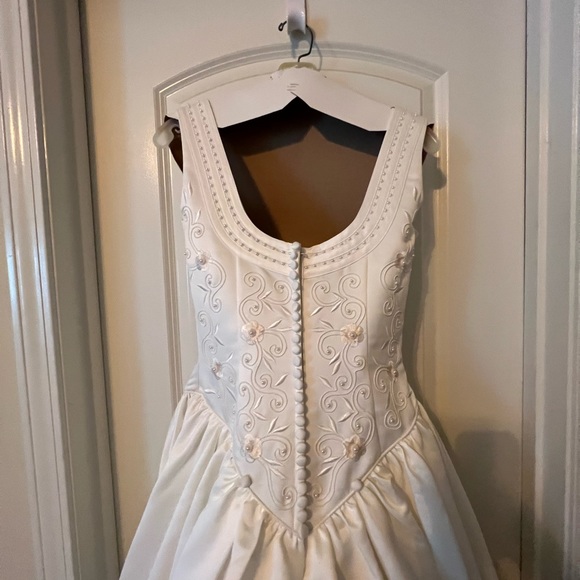 Michaelangelo Wedding dress Ivory Size 8, veil and petticoat - Picture 4 of 9